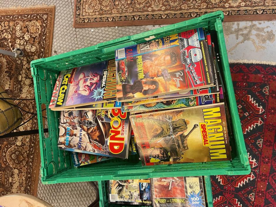 Eldre, fargerike tegneserier i en gr&oslash;nn boks. 