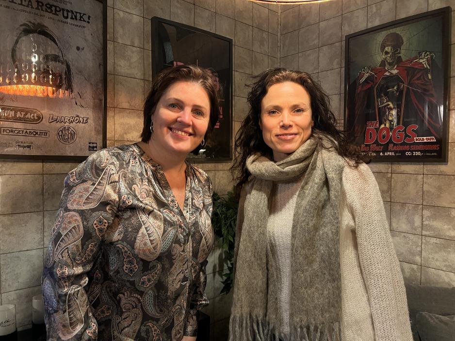 Her er Dora Thorhallsdottir og Kjersti Idem backstage, og gj&oslash;r seg klare til sin trejde "livepod" i Oslo.