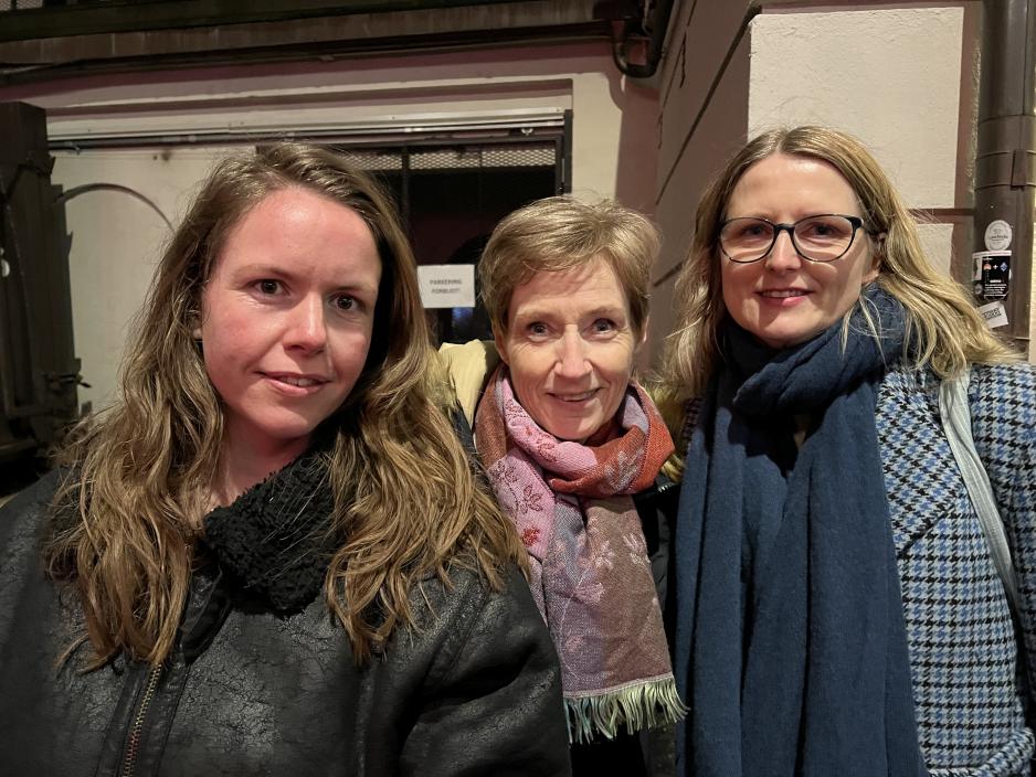 Her st&aring;r trioen, Christina Rasmussen, Unn Heidi Olsen og Inger Lian, i k&oslash;en og er klare for underholdning. 