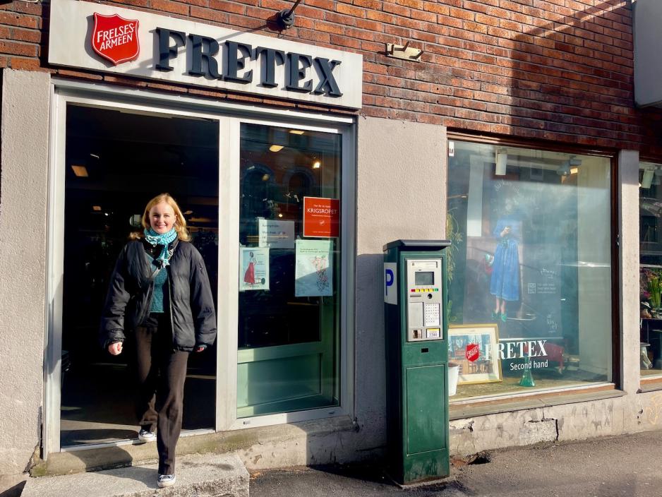 Sara Skeie Weider g&aring;r ut av butikken Fretex