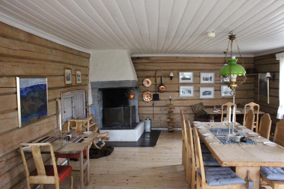 Gammel peis og spisebord p&aring;dekket til middag