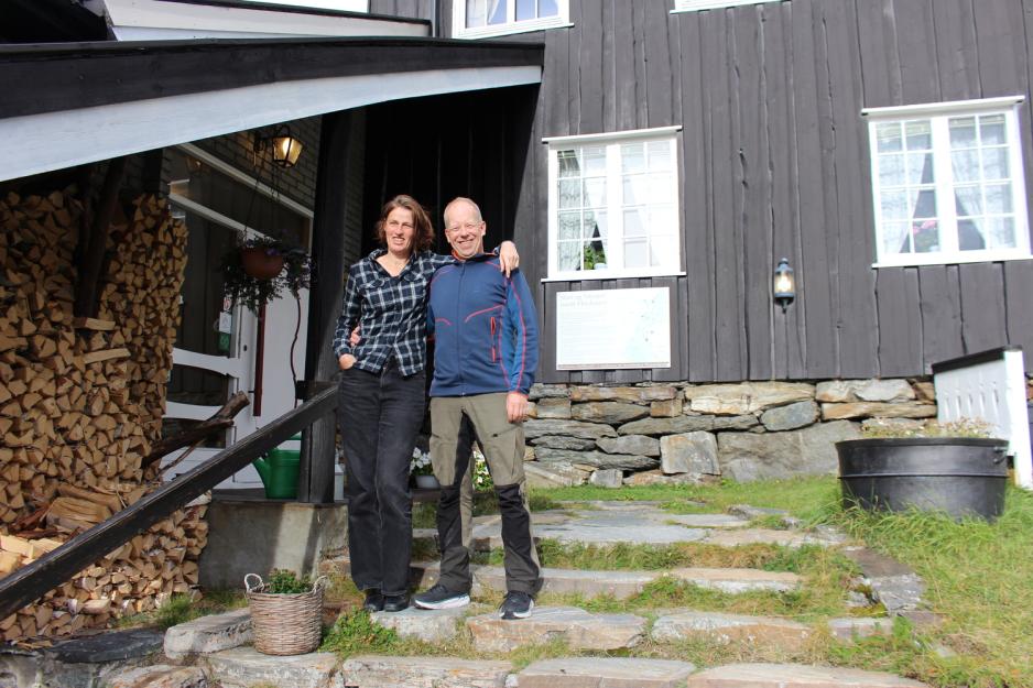 Karola Wenzen og Andr&eacute; Sundero utenfor inngangen til Hinds&aelig;ter Fjellhotell