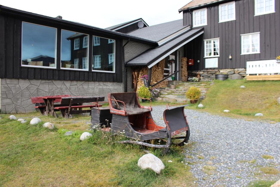 Inngangspartiet p&aring; Hinds&aelig;ter Fjellhotell