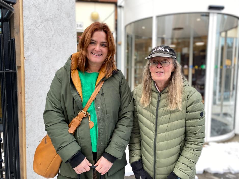 To damer som st&aring;r foran inngangen til nye Deichman Holmlia, hvor det pusses opp.