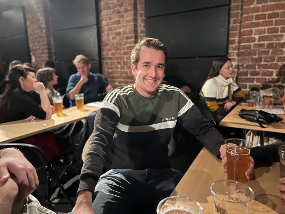 Her sitter Petter D&oslash;l&oslash;r (21) fra Elverum, og er klar for quiz p&aring; Samfunnet Bislet.