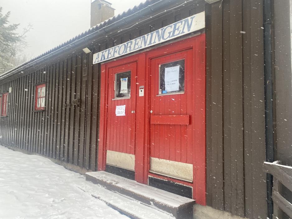 Trammen utenfor Akeforeningen sine lokaler p&aring; Frognerseteren 