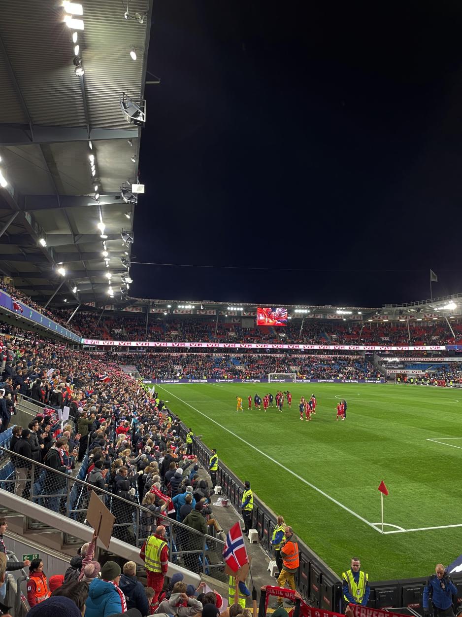 Landslaget takker supporterne p&aring; tribunen