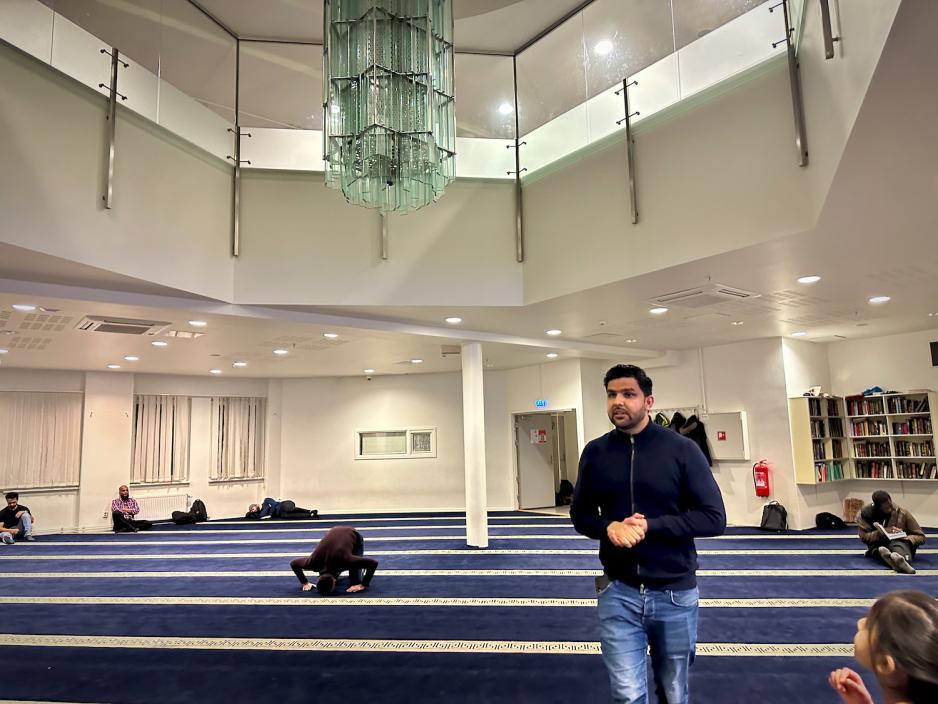 Kuppelen i mosk&eacute;en ser ut som et hulrom opp i taket. 