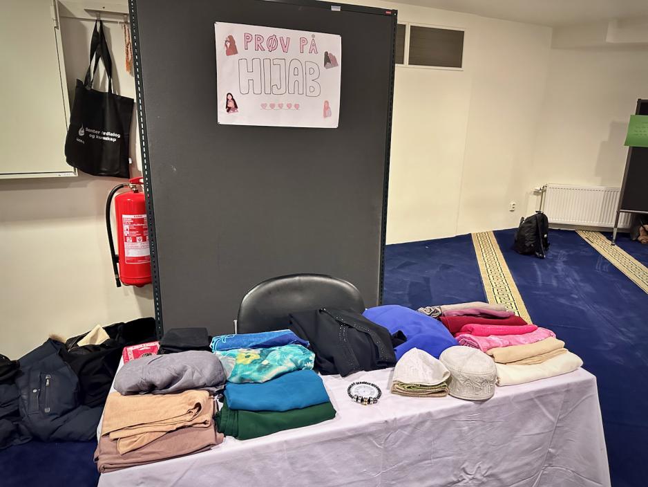 Flere hijaber ligger rundt p&aring; et bord