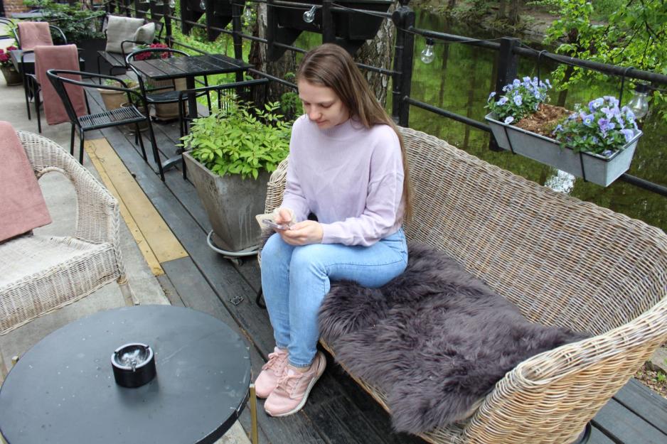 Petra Koudelkov&aacute; sjekker de tsjekkiske nyhetene. Foto: Oleg Grabenko