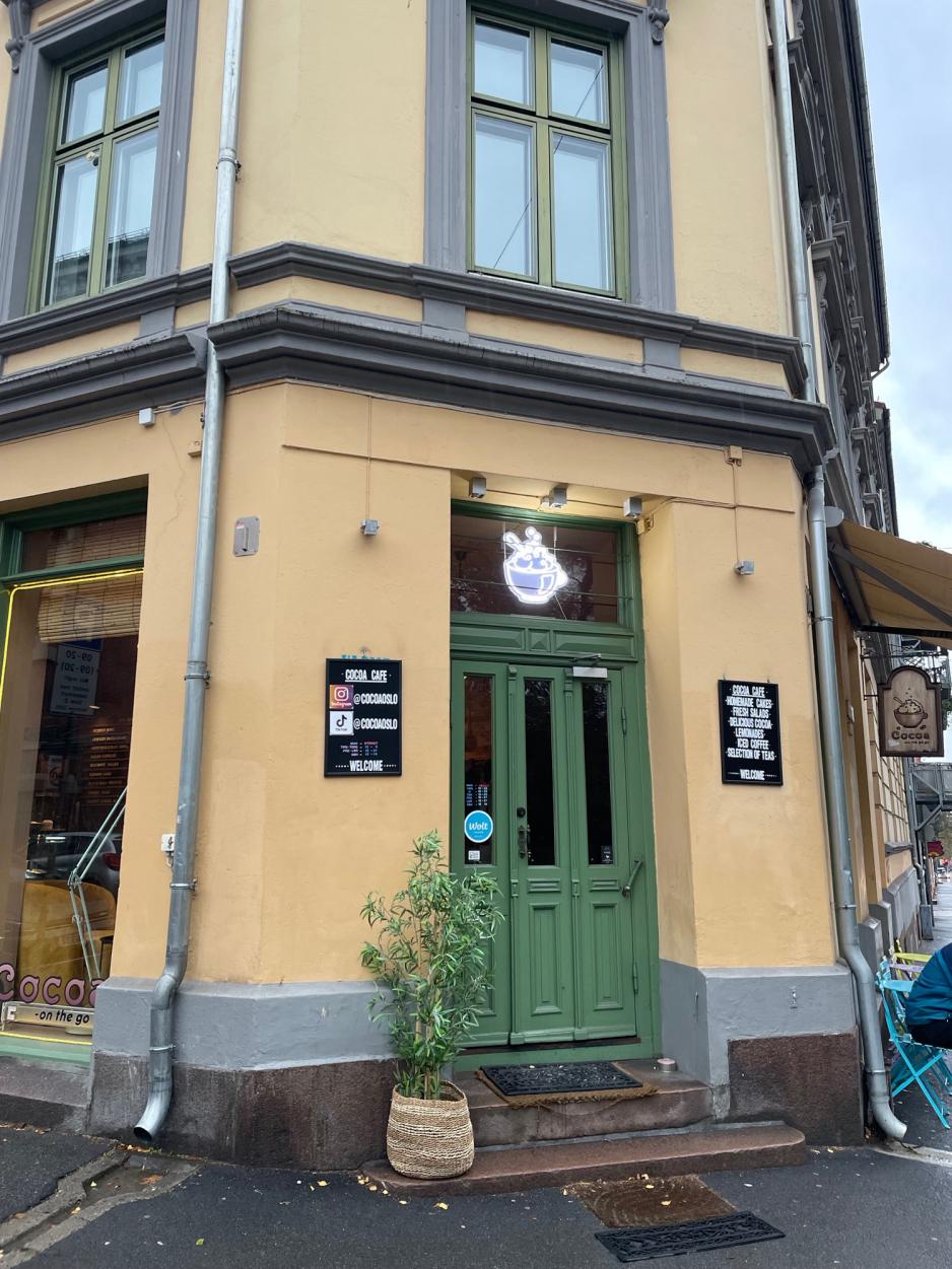 Bilde av kafeen Cocoa p&aring; utsiden.