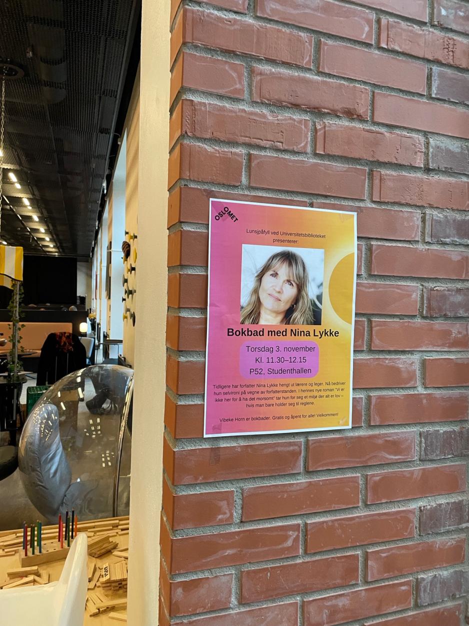 Bilde av en poster hvor det st&aring;r n&aring;r bokbadet er.