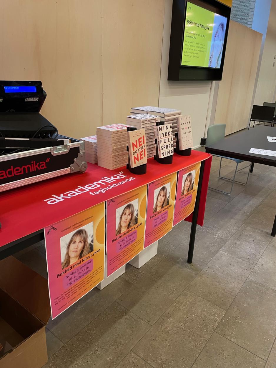 Flere stabler med b&oslash;ker.