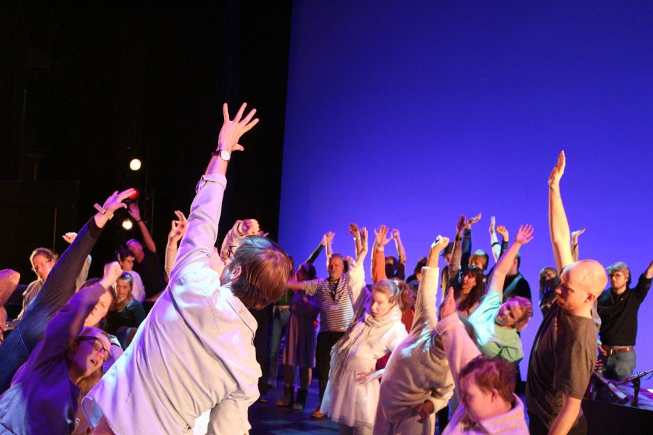 Dissimilis&rsquo; akt&oslash;rer og l&aelig;rere strekker hendene i v&aelig;ret under oppvarmingen f&oslash;r premieren i Operaen