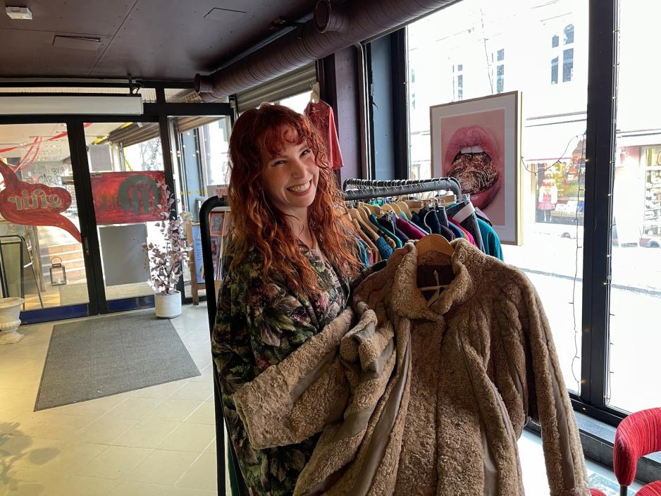 Dame holder oppe kl&aelig;r