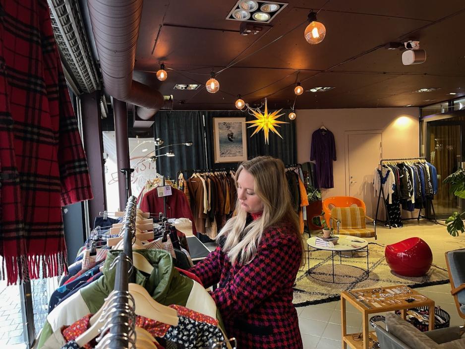 Dame som ser p&aring; kl&aelig;r