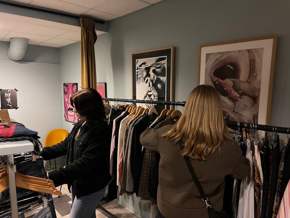 Jenter som ser p&aring; kl&aelig;r