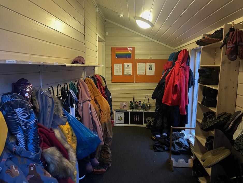 Gangen i barnehagen, ytterjakker og st&oslash;vler henger p&aring; knaggene