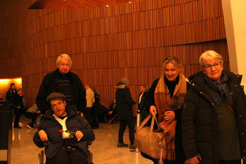 Tre g&aring;ende og en person i rullestol p&aring; vei ut av Operaen etter endt forestilling