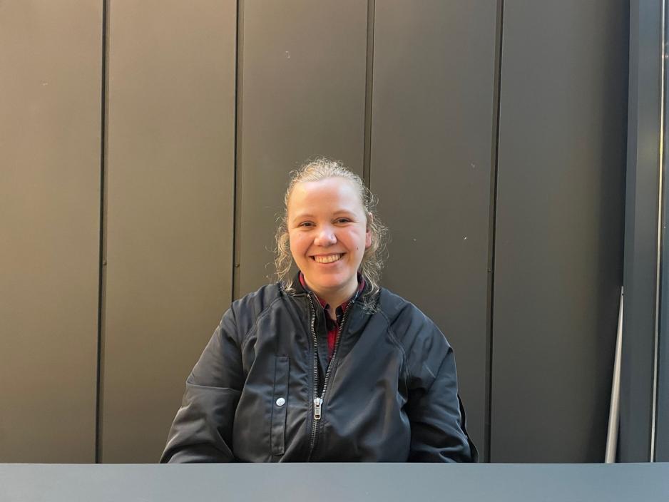 Edel Tjernstr&oslash;m som smiler