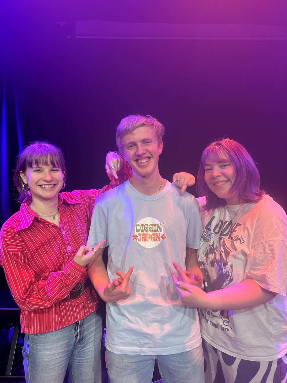 Bandmedlemmer p&aring; scenen etter konsert