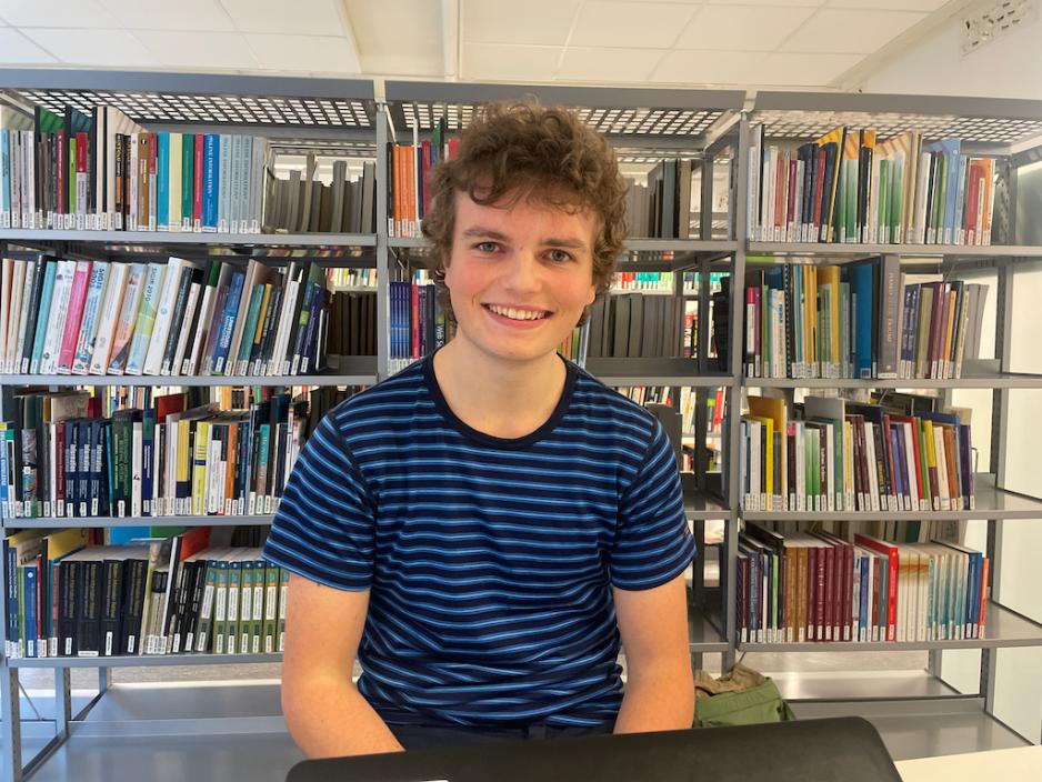 Student Herman Kittelsen sitter p&aring; biblioteket ved OsloMet