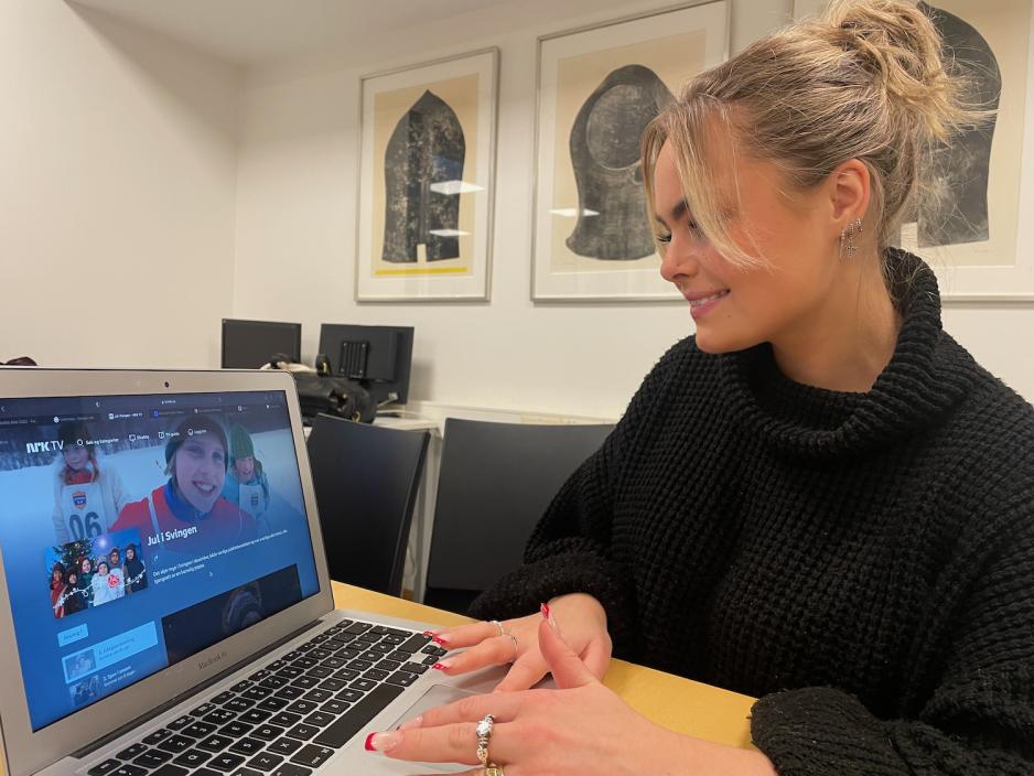 student ser p&aring; jul i svingen p&aring; pen