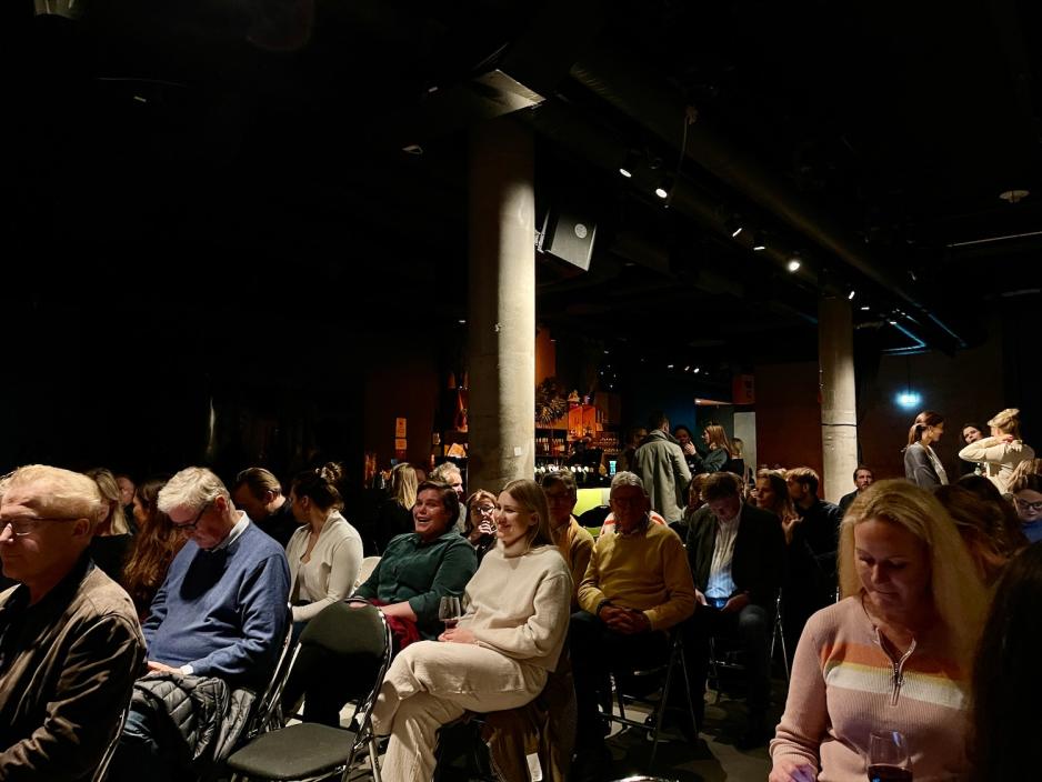 Publikum i kjelleren p&aring; Youngs