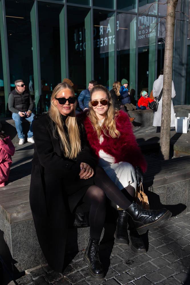 S&oslash;stre som sitter p&aring; benk. 