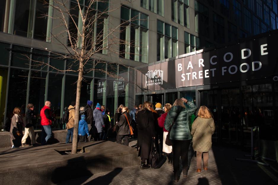 Folkemengde trekker inn p&aring; Barcode Streetfood. 