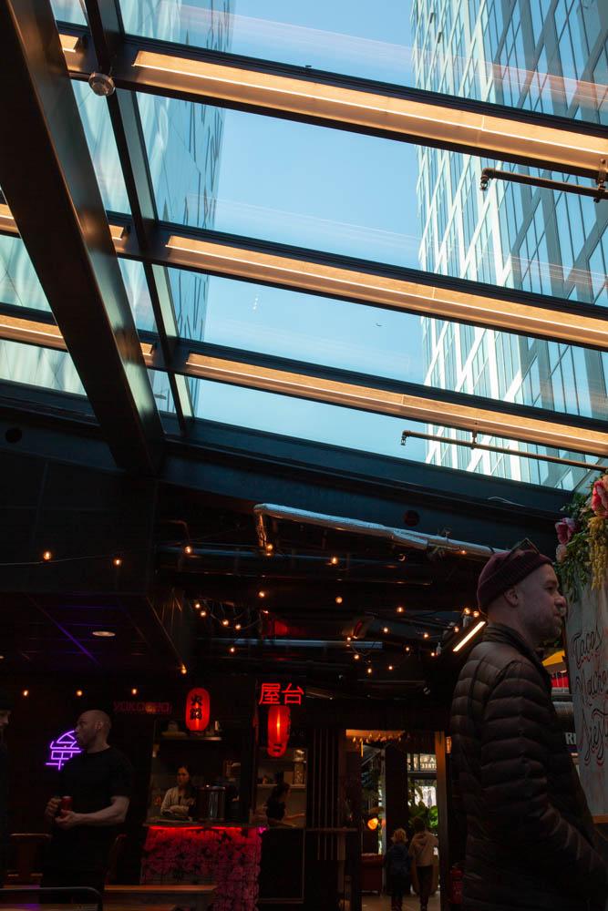 Takvindu p&aring; Barcode Street Food, med utsikt opp mot h&oslash;ye bygninger. 