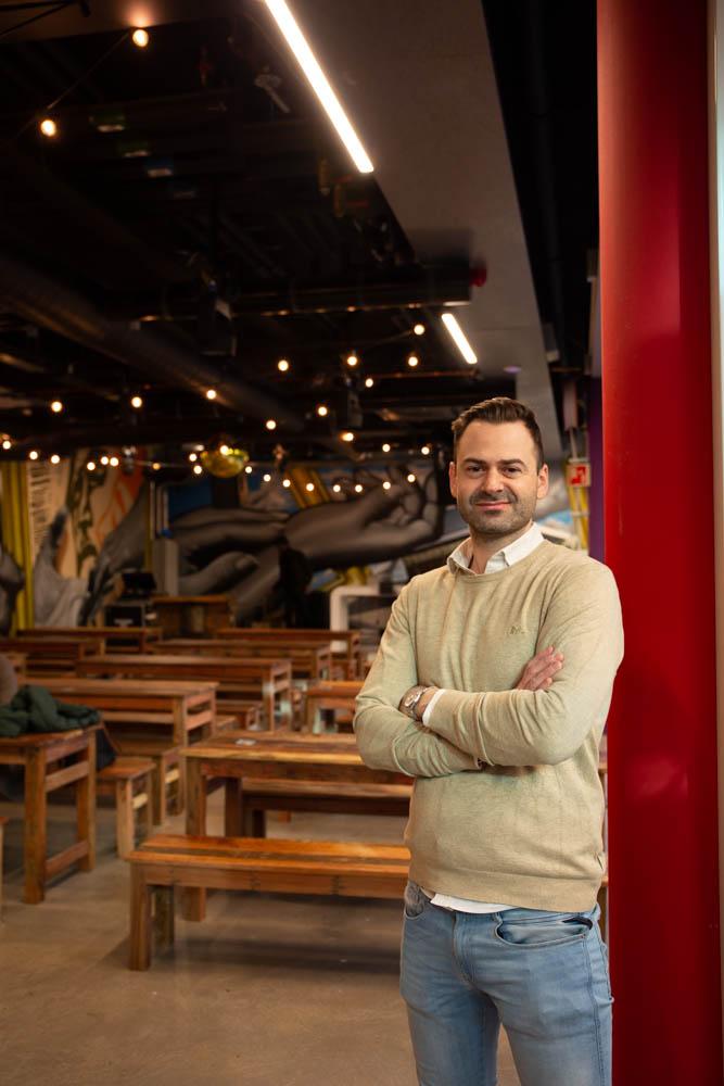 Portrett av Haakon Sand foran DJ-boden p&aring; Barcode Streetfood. 