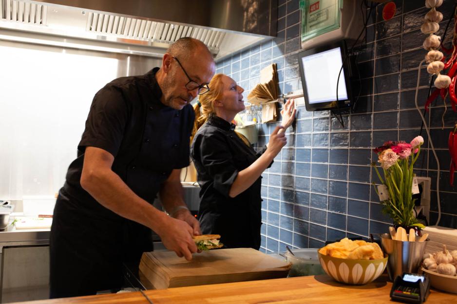 Preben lager sandwish p&aring; kj&oslash;kkenet. 