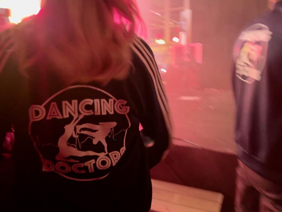 Baksiden av en jakke, hvor det st&aring;r "Dancing Doctors". 