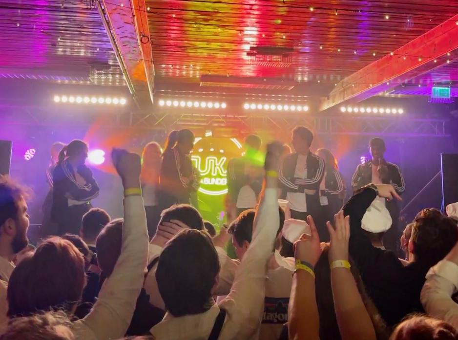 Dansegruppe opptrer p&aring; scenen