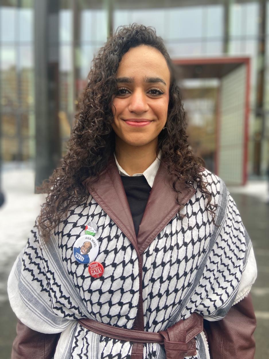 Portrettbilde av Raghad abu Shaker, som smiler til kameraet. Hun har flere palestinske knapper p&aring; seg. 