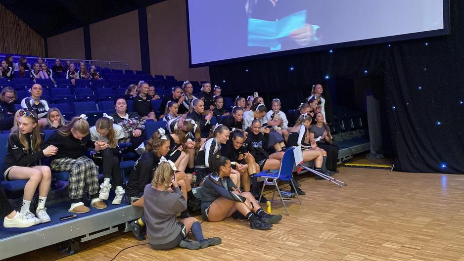 venter p&aring; resultater