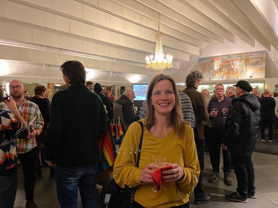 Dame med glass i h&aring;nda