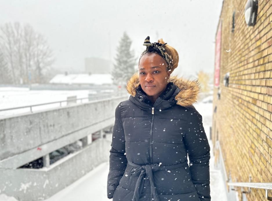 Cornelia Najar st&aring;r utenfor Grorud senter i sn&oslash;v&aelig;ret.