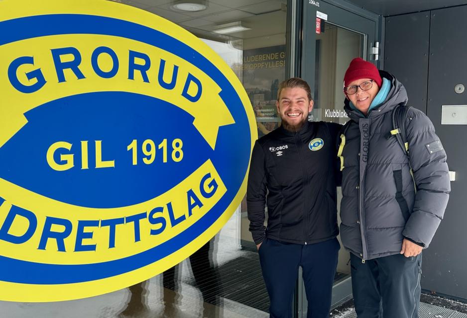 Gatelagstrener Sindre Mikkelsen og gatelagsspiller Kari-Anne Nordstr&oslash;m st&aring;r til h&oslash;yre for Grorud Idrettslags logo.