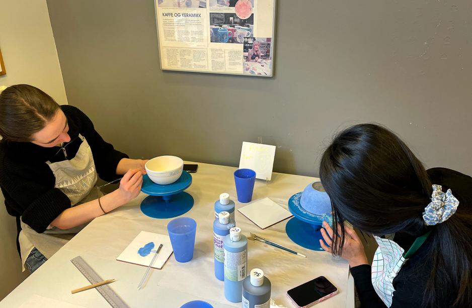 Bildet viser Amina &Oslash;mer og henes venninne som dekorerer keramikk p&aring; verkstedet Glazed & Amused. 