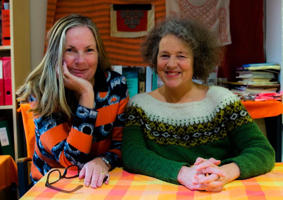 Tone og Ingun p&aring; et fargerikt kontor