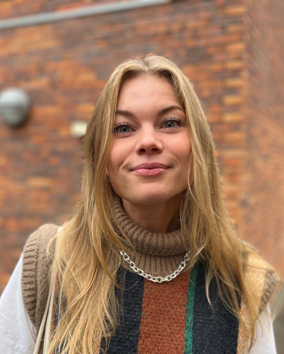 jente p&aring; vei ut av valglokalet