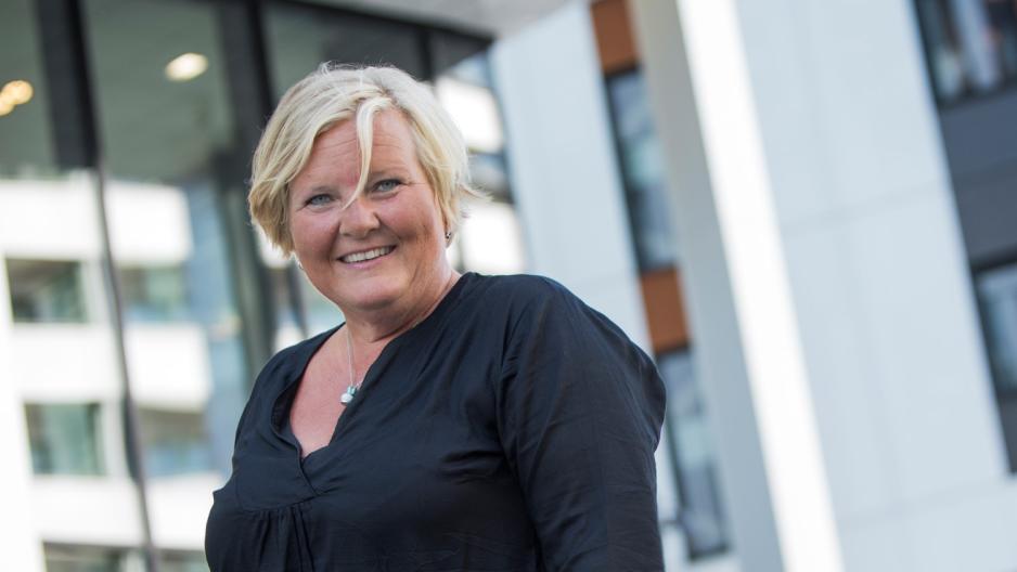 Ingvild Dahl D&oslash;rnes i Spekter smiler til fotografen i urbant milj&oslash;.