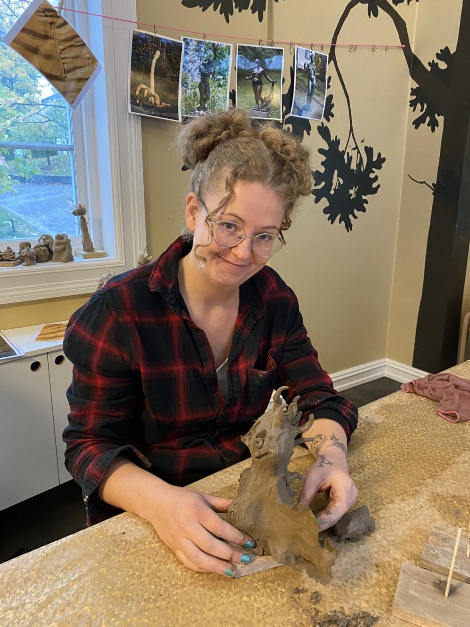 Her er Ingvild, skulpturinstrukt&oslash;r p&aring; kurset