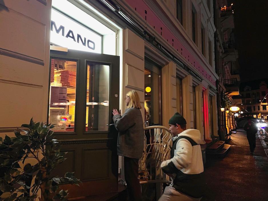 To personer g&aring;r inn d&oslash;ra p&aring; Mano Frogner