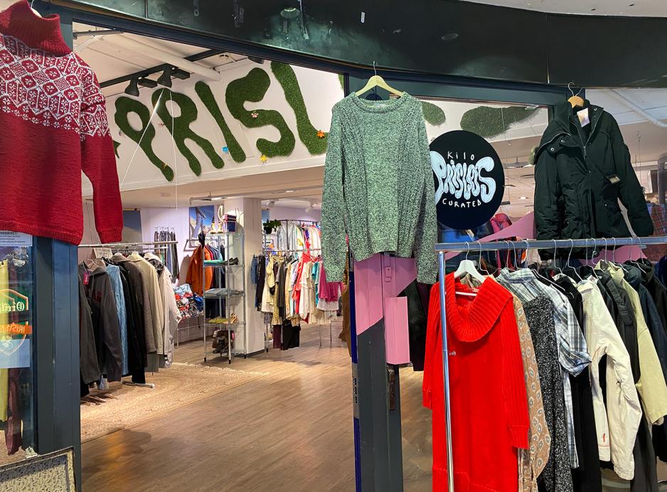 Inngangen til butikken prisl&oslash;s, kl&aelig;r ned henger fra taket