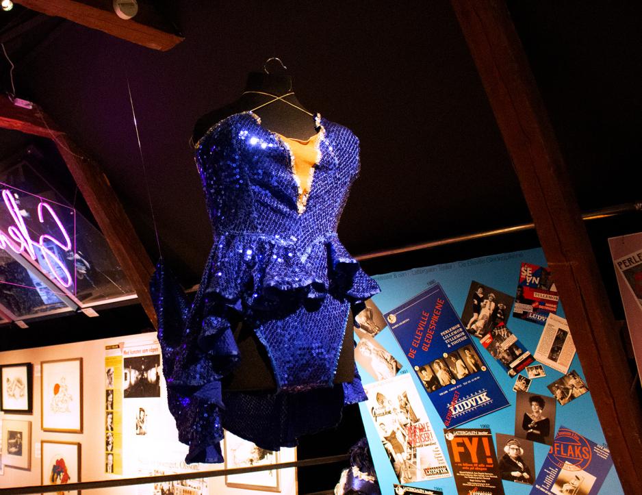 P&aring; bilde ser man et drag kostyme som henger i taket. 