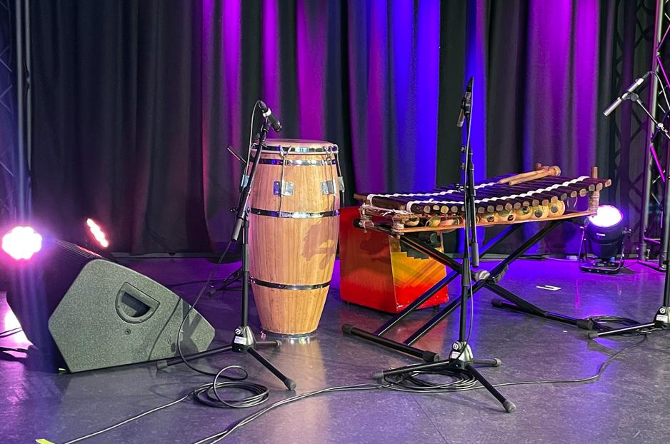 Bildet viser xylofon og trommer p&aring; en scene. Scenelyset er lilla. 