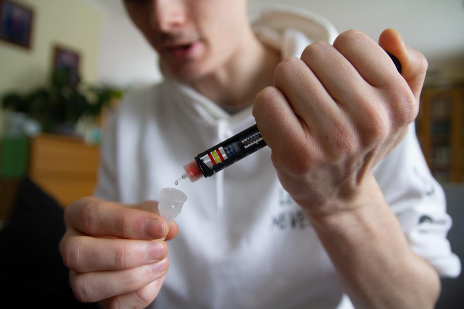 Bildet viser en insulinpenn med en dr&aring;pe ut av. 